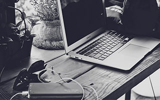 当然可以。清除谷歌浏览器（Google Chrome）的历史记录非常简单，根据你使用的设备（电脑或手机）操作略有不同